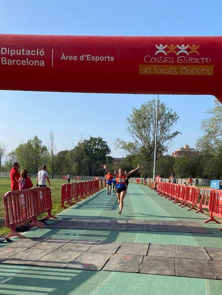 Atleta arribant a la línia de meta de la cursa.