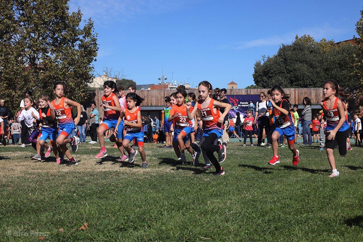 Nens petits fent la sortida del cros esportiu de Parets del Vallès.